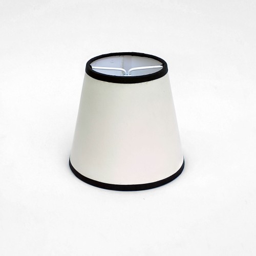 Linea Koleksiyonu – El Yapımı Krem Kumaş Siyah Bantlı Aplik Şapkası, 14 cm